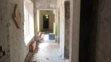 Çernobil Nükleer Santrali 'ndeki kazadan sonra Pripyat' ın terk edilmiş ve yıkılmış evleri.