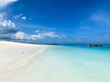 Seçici odak noktası, mavi gökyüzüne karşı Hint Okyanusu 'nun masmavi suyu. Eğlence ve turizm konsepti