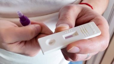 Beyaz adam koronavirüs için antijen testi yapıyor. Sonuçları beklemenin aşaması