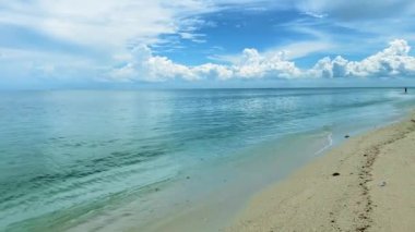 Seçici odak noktası, mavi gökyüzüne karşı Hint Okyanusu 'nun masmavi suyu. Eğlence ve turizm konsepti