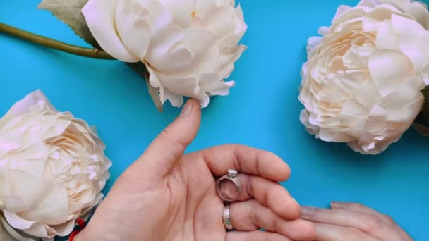 Stop motion animation, male hand puts a ring on the finger of a female hand as an proposal or anniversary gift. — Stock Video