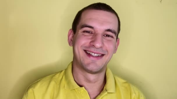 Portret białego mężczyzny uśmiechającego się i podnoszącego kciuk na żółtym tle — Wideo stockowe