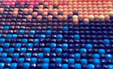 Yakından, renkli desenli kare elmas işlemeli parlak. Hobiler ve eğlence