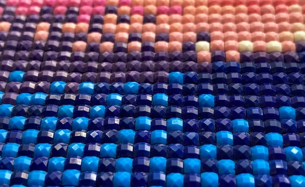 Крупный план, красочные текстурные квадратные алмазные вышивки яркие. Хобби и развлечения — стоковое фото