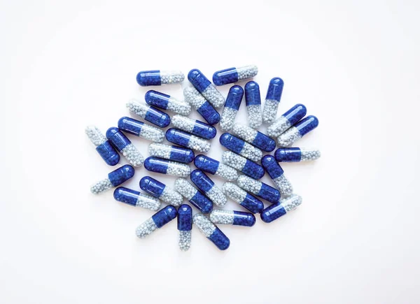 선택적 초점, 흰 배경에 분리 된 파란 약의 그룹 건강 및 의학 개념 — 스톡 사진