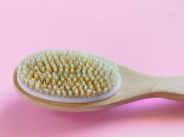 Pinsel mit Griff für trockene Anti-Cellulite-Massage oder Pinsel auf rosa Hintergrund. Schönheitskonzept — Stockfoto