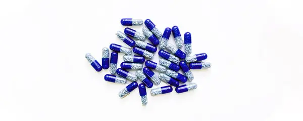 선택적 초점, 흰 배경에 분리 된 파란 약의 그룹 건강 및 의학 개념 — 스톡 사진