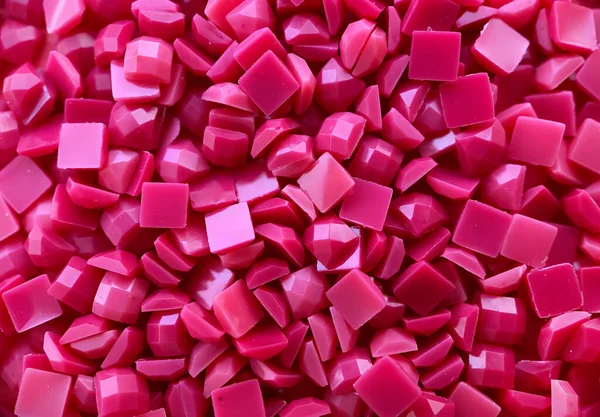Close-up, diamantes quadrados cor-de-rosa para bordados de diamante. Hobbies e DIY, materiais para a criação de bordados de diamante — Fotografia de Stock