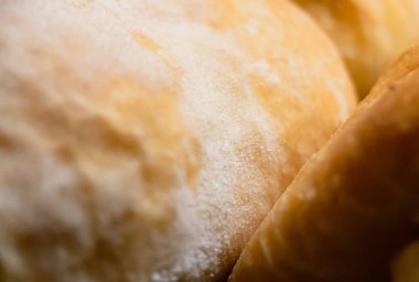 Taze pişmiş mayanın seçici odak noktası, hamur tatlısı. Pastalar ve fırın ürünleri