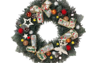 Noel çelengi ladin, gümüş yaylar, yıldızlar ve beyaz arka planda izole edilmiş Noel toplarından oluşan tatiller için ön kapıyı süslüyor.