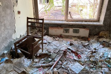 Ukrayna 'daki çatışmalar, yangınlar ve kazalar sonrasında yıkılan binanın içi