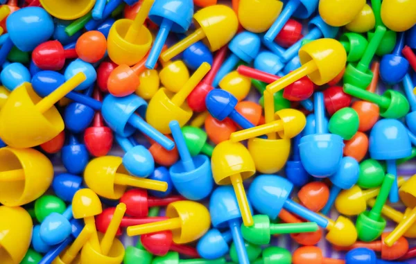 Yakından bakınca, çocuklar mozaik renginde resim oluşturuyorlar. Çocuklar için eğitici oyuncaklar.