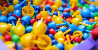 Yakından bakınca, çocuklar mozaik renginde resim oluşturuyorlar. Çocuklar için eğitici oyuncaklar.