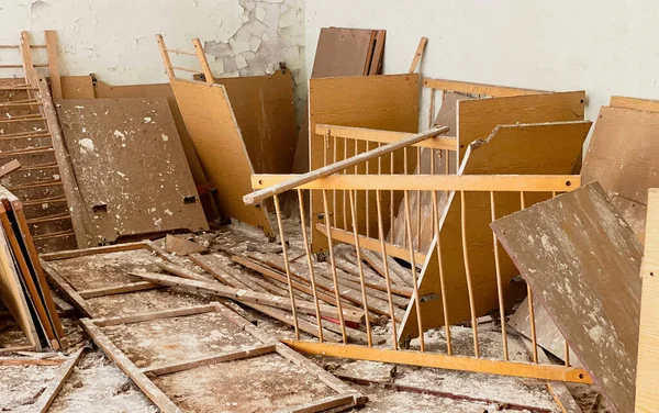 The interior of a building destroyed after hostilities, fires and accidents in Ukraine. Broken windows — Stock Photo, Image