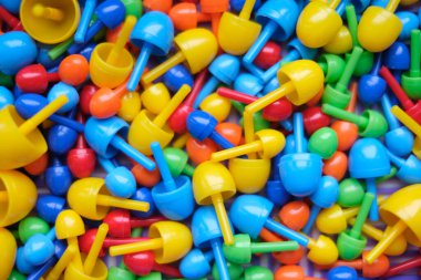 Yakından bakınca, çocuklar mozaik renginde resim oluşturuyorlar. Çocuklar için eğitici oyuncaklar.