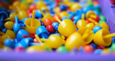 Yakından bakınca, çocuklar mozaik renginde resim oluşturuyorlar. Çocuklar için eğitici oyuncaklar.