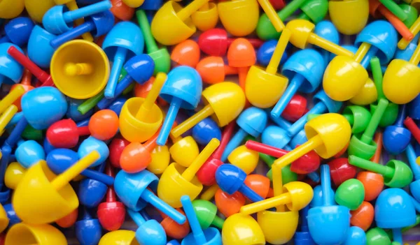 Yakından bakınca, çocuklar mozaik renginde resim oluşturuyorlar. Çocuklar için eğitici oyuncaklar.