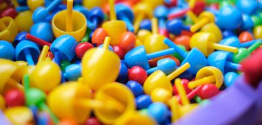 Yakından bakınca, çocuklar mozaik renginde resim oluşturuyorlar. Çocuklar için eğitici oyuncaklar.