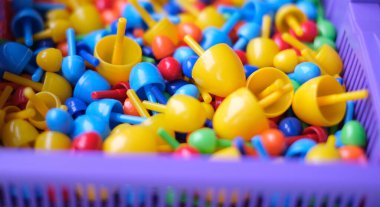 Yakından bakınca, çocuklar mozaik renginde resim oluşturuyorlar. Çocuklar için eğitici oyuncaklar.