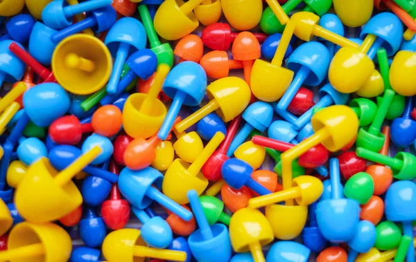 Yakından bakınca, çocuklar mozaik renginde resim oluşturuyorlar. Çocuklar için eğitici oyuncaklar.