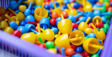 Yakından bakınca, çocuklar mozaik renginde resim oluşturuyorlar. Çocuklar için eğitici oyuncaklar.