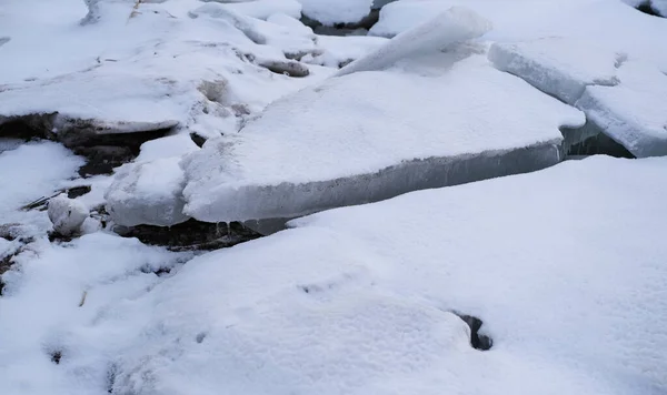 Hummocks ghiaccio, un mucchio di frammenti di ghiaccio sul Mar Baltico, compressione del coperchio di ghiaccio — Foto Stock