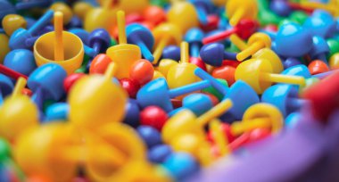 Yakından bakınca, çocuklar mozaik renginde resim oluşturuyorlar. Çocuklar için eğitici oyuncaklar.