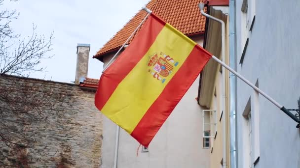 The official state symbol of Spain is a flag of three horizontal stripes - two equal red ones, top and bottom, and yellow stripe with the image of the coat of arms of Spain — Stockvideo