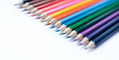 Pankart biçiminde beyaz bir arkaplanda izole edilmiş renkli kalemler. Metin için yer