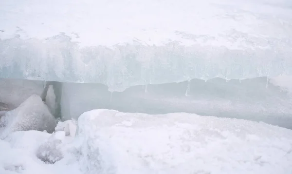 Hummocks de gelo, um monte de fragmentos de gelo no Mar Báltico, compressão da cobertura de gelo — Fotografia de Stock