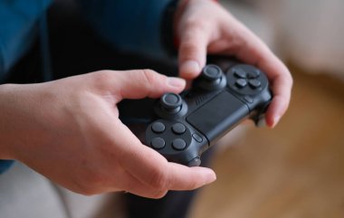 Oyun konsolu için joystick erkeklerin elinde. Eğlence ve eğlence kavramı.
