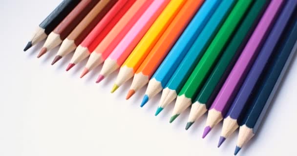 En uppsättning färgade pennor isolerade på en vit bakgrund i banner format. Ort för text — Stockvideo