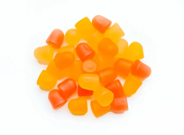 Nahaufnahme von orangen und gelben Multivitamin-Gummibärchen in Form von Bären auf weißem Hintergrund. — Stockfoto