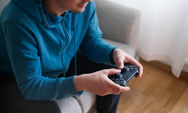 Joystick para consola de juegos en las manos de los hombres.El concepto de ocio y entretenimiento — Foto de Stock