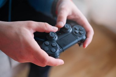 Oyun konsolu için joystick erkeklerin elinde. Eğlence ve eğlence kavramı.