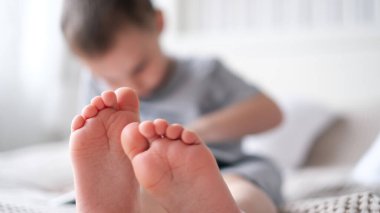 Ayakları önde olan çocukların yakın plan fotoğrafları.
