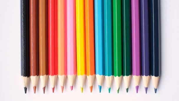 En uppsättning färgade pennor isolerade på en vit bakgrund i banner format. Ort för text — Stockvideo