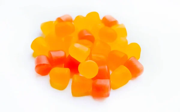 Narancssárga és sárga multivitamin gumicukor közeli textúrája fehér hátterű medvék formájában. — Stock Fotó