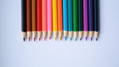 Pankart biçiminde beyaz bir arkaplanda izole edilmiş renkli kalemler. Metin için yer.