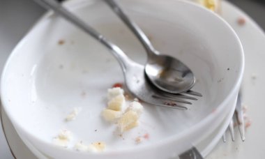 Kirli tabaklar yakın plan, kaşık, çatal, yemek artıkları lavaboda..