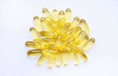 Beyaz arka planda Omega-3 kapsülleri. Çoklu doymuş yağ asitleri. Sağlıklı yaşam tarzı kavramı.