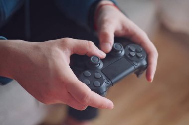 Oyun konsolu için joystick erkeklerin elinde. Eğlence ve eğlence kavramı..