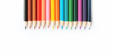 Pankart biçiminde beyaz bir arkaplanda izole edilmiş renkli kalemler. Metin için yer.