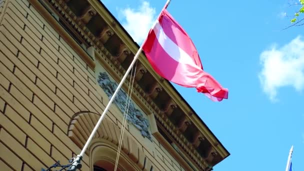 Lettország Hivatalos Állami Szimbóluma Egy Zászló Két Pirossal Fehér Csík — Stock videók
