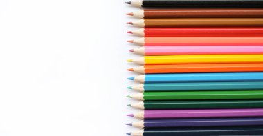 Pankart biçiminde beyaz bir arkaplanda izole edilmiş renkli kalemler. Metin için yer.