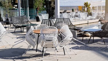 Açık bir günde restoranın terasında. Restoranın yakınındaki masa...