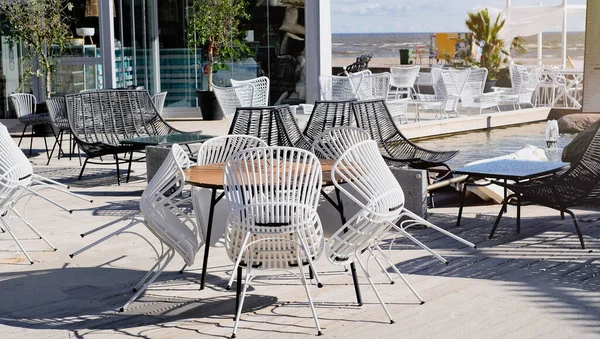 Açık bir günde restoranın terasında. Restoranın yakınındaki masa...