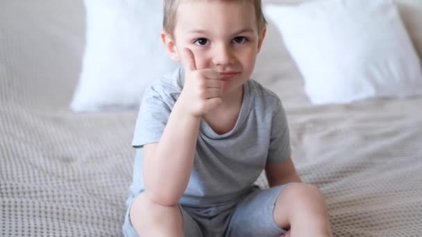 Großaufnahme Eines Kleinen Glücklichen Kaukasischen Jungen Einem Grauen Shirt Liegt — Stockvideo