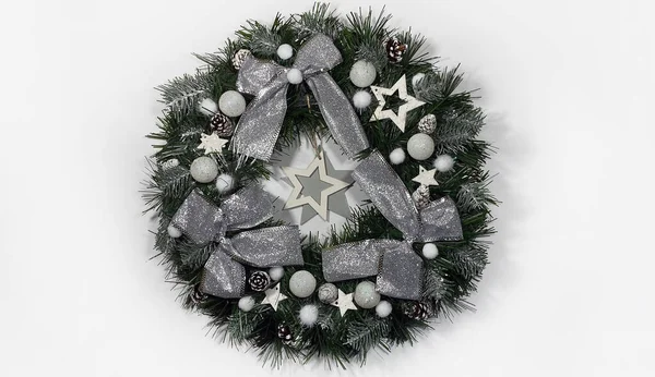 Weihnachtskranz Schmückt Die Haustür Für Die Feiertage Aus Fichte Silbernen — Stockfoto
