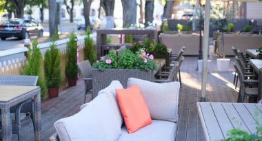 Açık bir günde restoranın terasında. Restoranın yakınındaki masa...